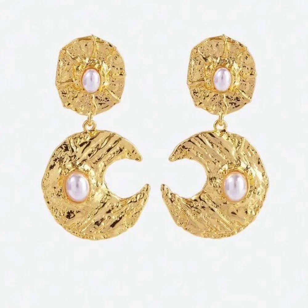 Gold Textured Earrings with Pearls M620